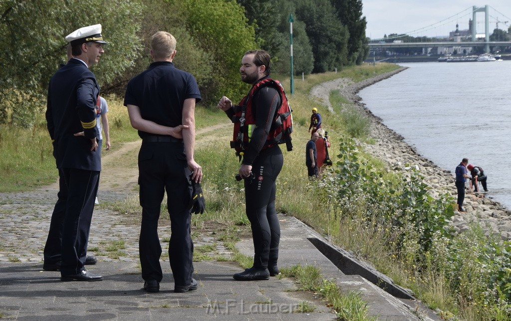 Uebung BF Taucher und Presse Koeln Zoobruecke Rhein P179.JPG - Miklos Laubert